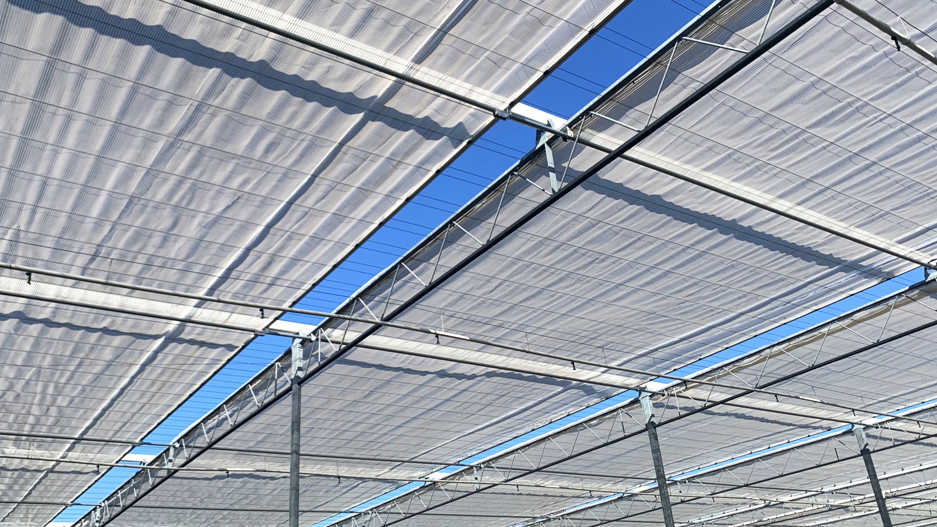 buitenscherm doek op kas voor lichtregeling en energiebesparing