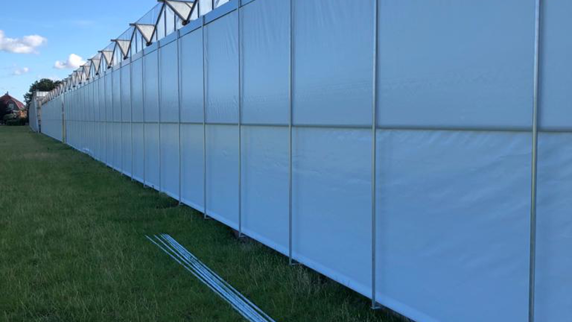 Twingevelschermen buiten aan beide zijden van de kas voor optimale licht- en temperatuurregeling