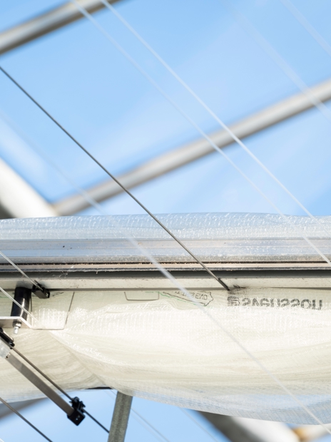 Kasconstructie met schermdoeken voor lichtregeling en energiebesparing